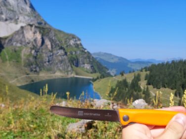 Contratto AG Giveaway auf Wanderung in den Bergen
