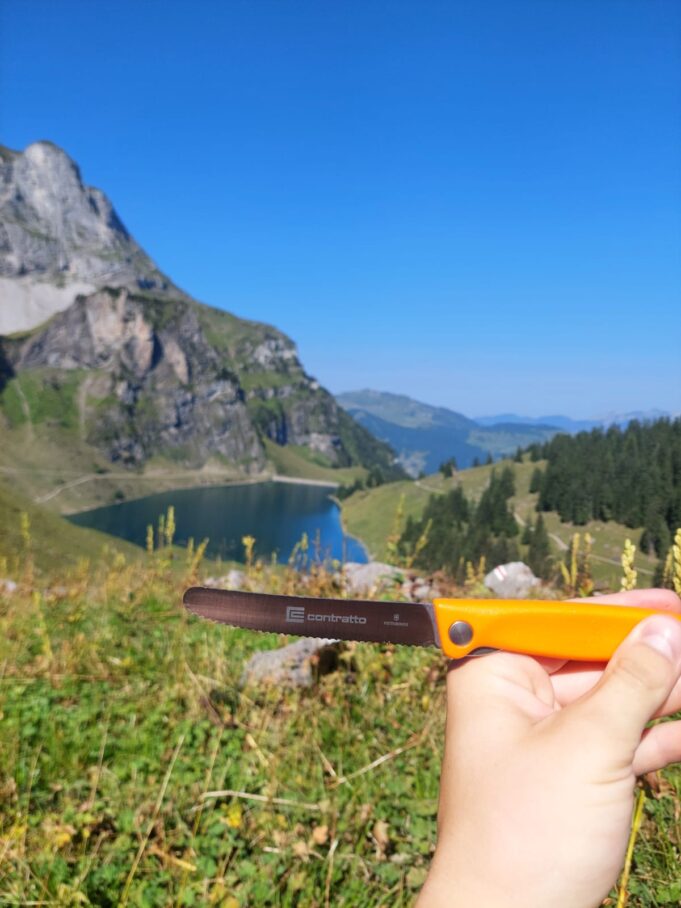 Contratto AG Giveaway auf Wanderung in den Bergen