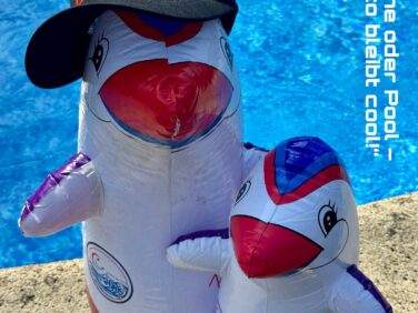 Contratto Cap kreativ in Szene gesetzt am Pool