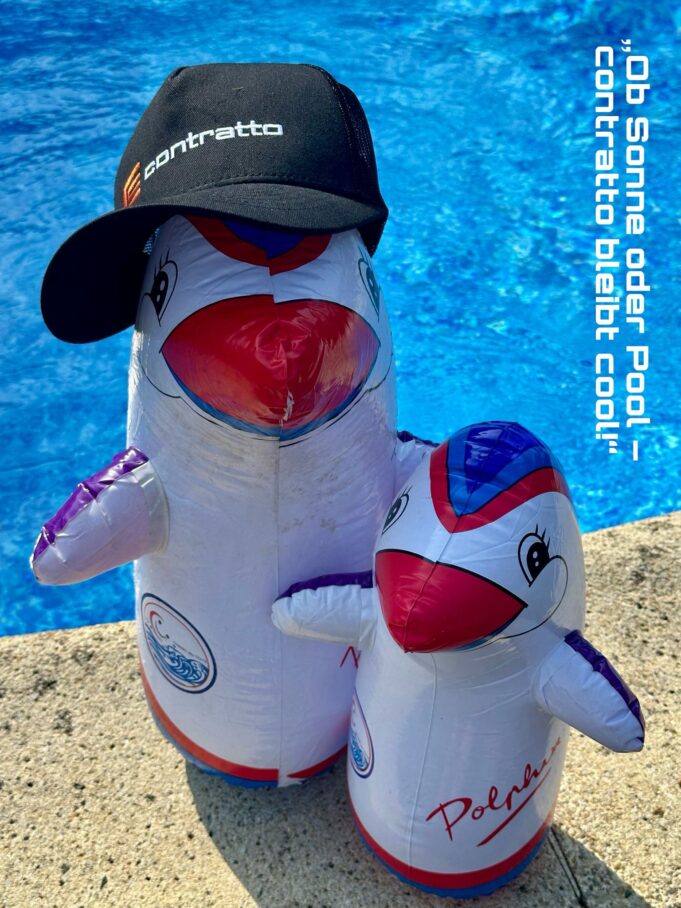 Contratto Cap kreativ in Szene gesetzt am Pool